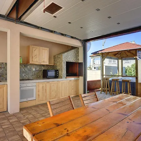 With Terrace And Outdoor Kitchen メドゥリン